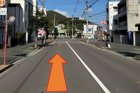 ① 八幡通りを石清尾八幡神社を目印にお越しください。