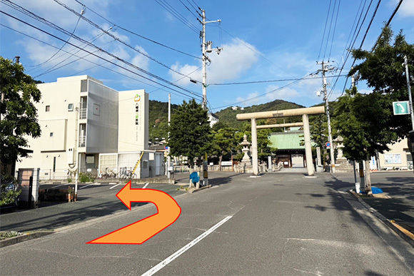 ③ 駐車場はクリニックの手前（東側）にあります。