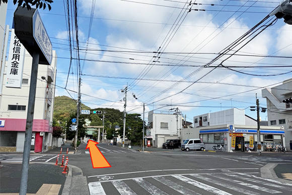 ② 高松信用金庫、ローソンが目印です。